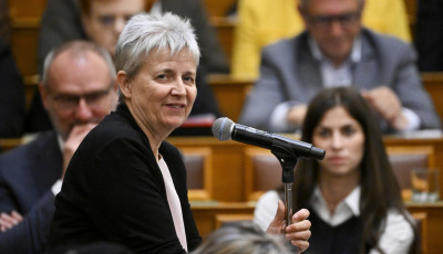 Az oktat&aacute;si miniszter kik&eacute;rte a tantest&uuml;letek v&eacute;lem&eacute;ny&eacute;t az igazgat&oacute;i p&aacute;ly&aacute;zatokr&oacute;l
