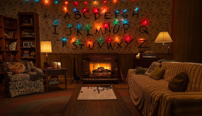 Stranger Things-hangulat&uacute; kandall&oacute; &eacute;rkezett - Egy&oacute;r&aacute;s, h&aacute;tborzongat&oacute; kar&aacute;csonyi tűzrak&aacute;ssal kedveskedik a Netflix
