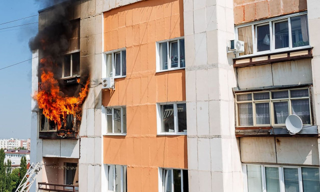 &Ouml;tszintes t&aacute;rsash&aacute;z m&aacute;sodik emeleti erk&eacute;ly&eacute;n &eacute;gett egy farost lemez