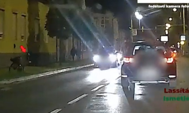 D&uuml;h&eacute;ben kil&ouml;kte biciklij&eacute;t az &uacute;tra, egy arra halad&oacute; aut&oacute; beledurrantott - VIDE&Oacute;