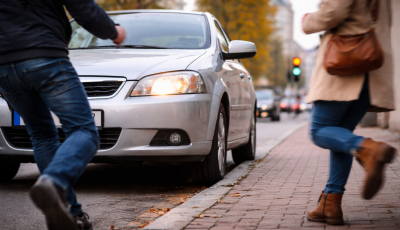 Hajmeresztő jelenet Győrben: a j&aacute;rd&aacute;n, kocsival &uuml;ld&ouml;zte haragos&aacute;t az 57 &eacute;ves nő
