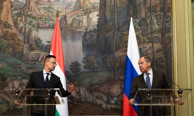 Szijj&aacute;rt&oacute; &eacute;s Lavrov meghitt kapcsolat&aacute;r&oacute;l &iacute;rt dalt a Carson Coma