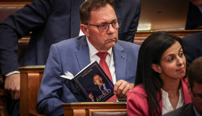 P&oacute;cs J&aacute;nosnak annyira hi&aacute;nyzott Magyar P&eacute;ter a parlamentből, hogy r&oacute;la sz&oacute;l&oacute; k&ouml;nyvet olvasott