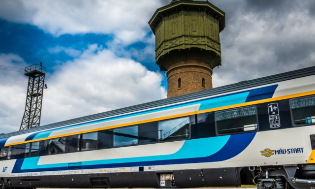 P&eacute;nteken egy Intercity rossz ir&aacute;nyba fordult , ezzel felbor&iacute;totta a vas&uacute;ti k&ouml;zleked&eacute;st eg&eacute;sz napra