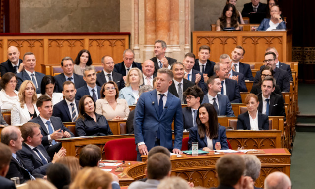 &Uacute;j alkotm&aacute;nyb&iacute;r&oacute;, vagyonvisszaszerz&eacute;s &eacute;s ad&oacute;v&aacute;ltoz&aacute;sok - Mozgalmas k&eacute;t nap j&ouml;n a parlamentben