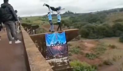 K&ouml;t&eacute;l n&eacute;lk&uuml;l dobtak le a m&eacute;lybe egy bungee jumpingol&oacute; nőt