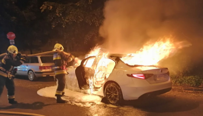 Kigyulladt egy szem&eacute;lyaut&oacute; Győr hat&aacute;r&aacute;ban