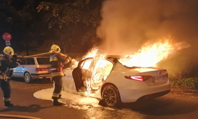 Kigyulladt egy szem&eacute;lyaut&oacute; Győr hat&aacute;r&aacute;ban