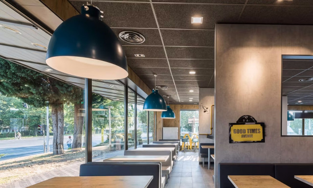 Megsz&oacute;lalt a jelző, j&ouml;tt a riadalom: este ki&uuml;r&iacute;tett&eacute;k a győri Mekit