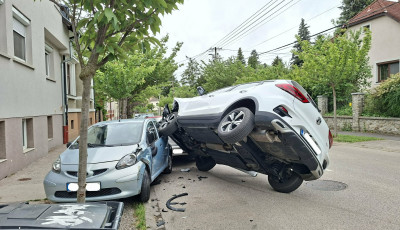 Parkol&oacute; aut&oacute;kat tarolt le egy sofőr Sopronban