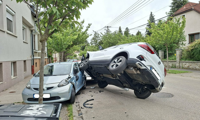 Parkol&oacute; aut&oacute;kat tarolt le egy sofőr Sopronban