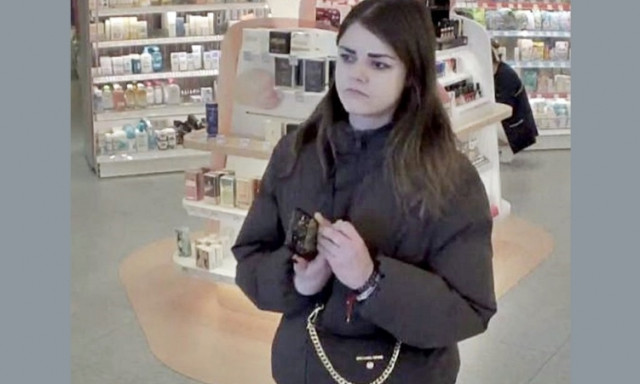 Parf&uuml;m&ouml;ket lopott egy mosonmagyar&oacute;v&aacute;ri drog&eacute;ri&aacute;b&oacute;l - Felismered?