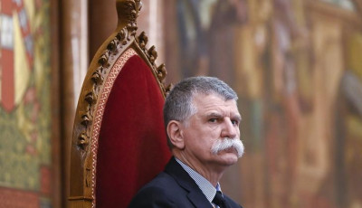 Ahov&aacute; val&oacute; - Visszaker&uuml;l a m&uacute;zeumba a t&ouml;rt&eacute;nelmi h&aacute;zeln&ouml;ki sz&eacute;k, amin eddig K&ouml;v&eacute;r L&aacute;szl&oacute; &uuml;lt