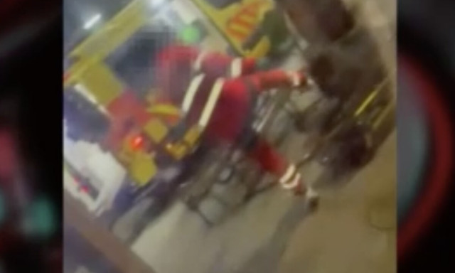 Fejber&uacute;gta a mentős a hord&aacute;gyon fekvő f&eacute;rfit - VIDE&Oacute;