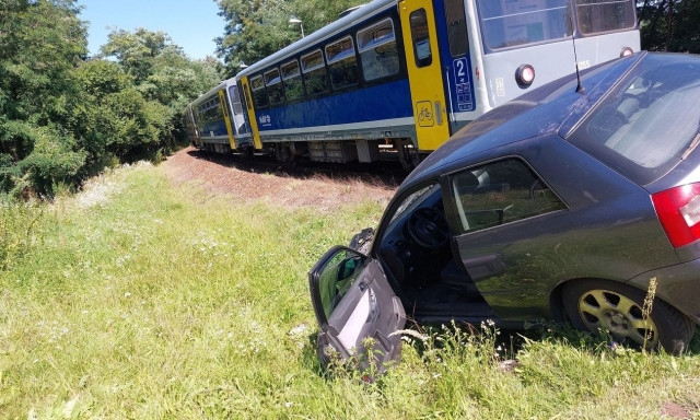 Szem&eacute;lyaut&oacute; &eacute;s vonat &uuml;tk&ouml;z&ouml;tt a vas&uacute;ti &aacute;tj&aacute;r&oacute;ban Viny&eacute;n&eacute;l