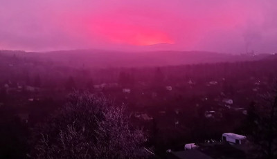 Mintha egy m&aacute;sik vil&aacute;g lenne: lil&aacute;s k&ouml;d lepte el ma hajnalban Barany&aacute;t