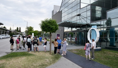 Alig k&eacute;t tucatnyian t&uuml;ntettek a k&ouml;zm&eacute;dia előtt, a Fidesz szerint vissza&eacute;ltek a nev&uuml;kkel