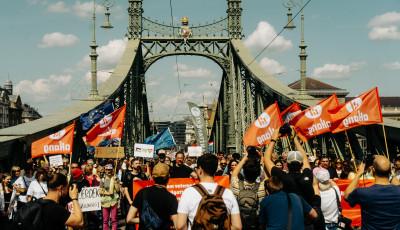 A t&ouml;rv&eacute;nytervezet v&eacute;g&uuml;l oda ker&uuml;lt, ahov&aacute; a beny&uacute;jt&oacute;i is: a politikat&ouml;rt&eacute;net szemeteskuk&aacute;j&aacute;ba