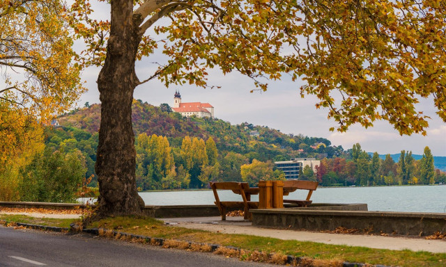 Marad a v&aacute;ltoz&eacute;kony időj&aacute;r&aacute;s
